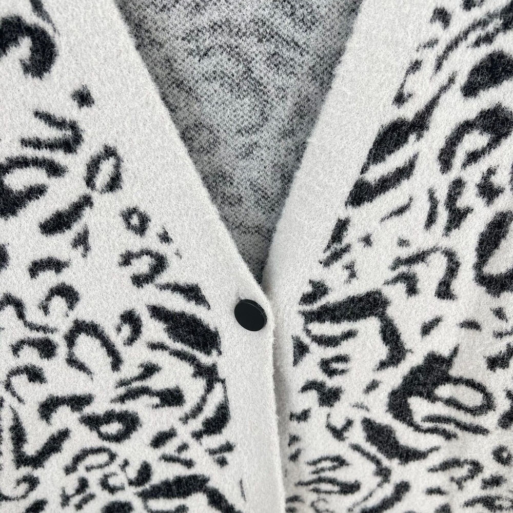 Chico's Leopard Print Long Cardigan 1/M Gray Pockets Cozy Boho Neutral Layering - Picture 8 of 15
